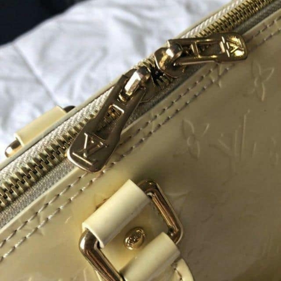 AUTHENTIC LOUIS VUITTON ALMA SHOULDER BAG - Picture 6 of 8